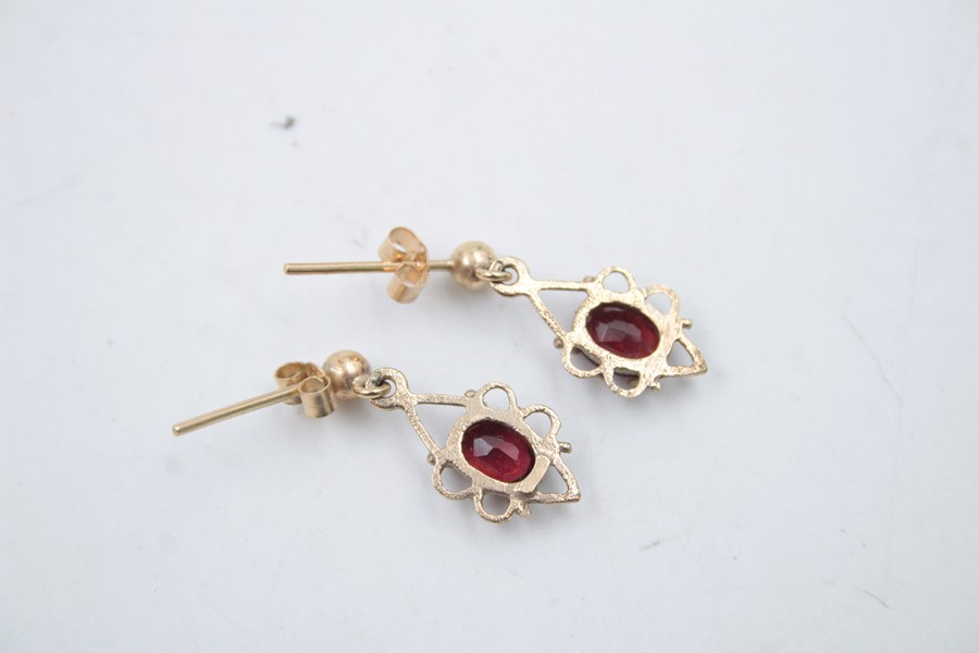2 x 9ct Gold earrings inc. garnet, ornate 4.2g - Image 5 of 5