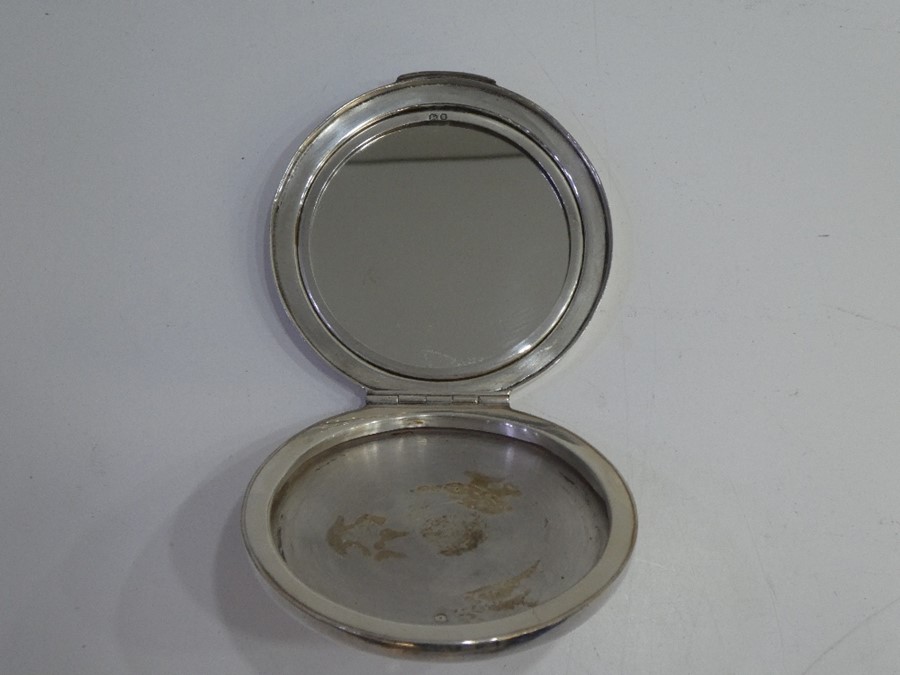 A decorative sterling silver compact mirror decorated with pretty stars. A decorative, ornate piece - Image 2 of 4