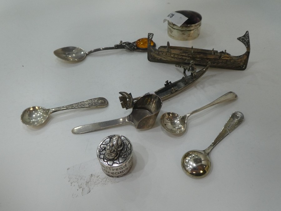 A small lot to include items such as miniature silver trinket box, silver boat, small silver spoons
