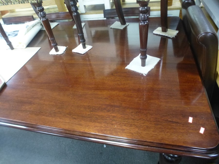 A mahogany Victorian style oblong dining table, 226 cms - Image 2 of 5