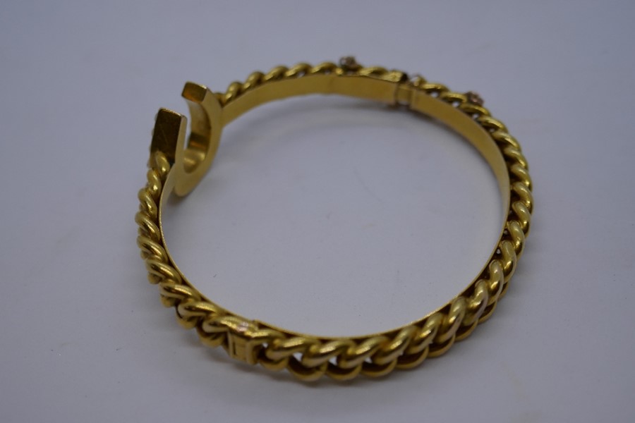 Pretty yellow metal chain design bangle with horseshoe inset with seed pearls mounted, unmarked, in - Image 2 of 3