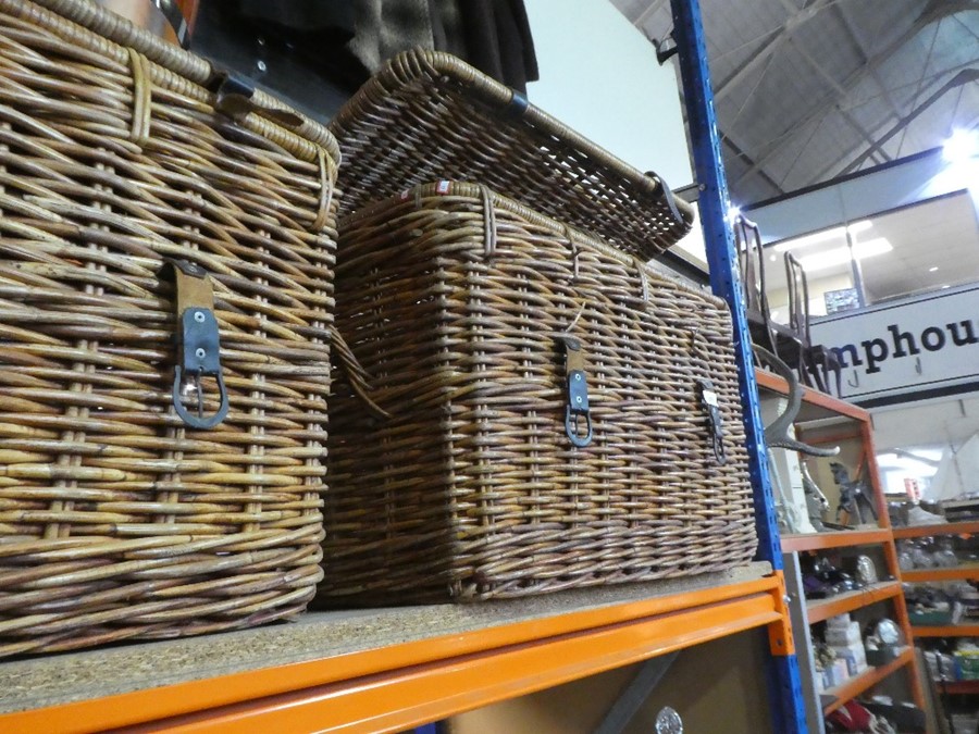 Two large wicker baskets, wine holder in shape of a barrel and a wicker picnic basket - Image 2 of 2