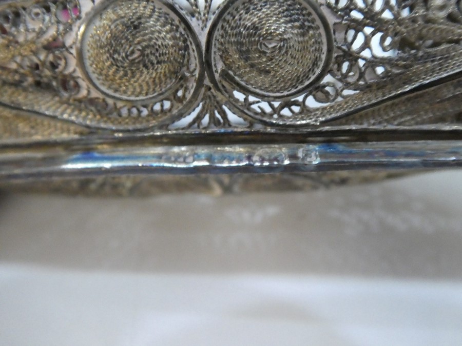 A small lot to include items such as miniature silver trinket box, silver boat, small silver spoons - Image 6 of 6