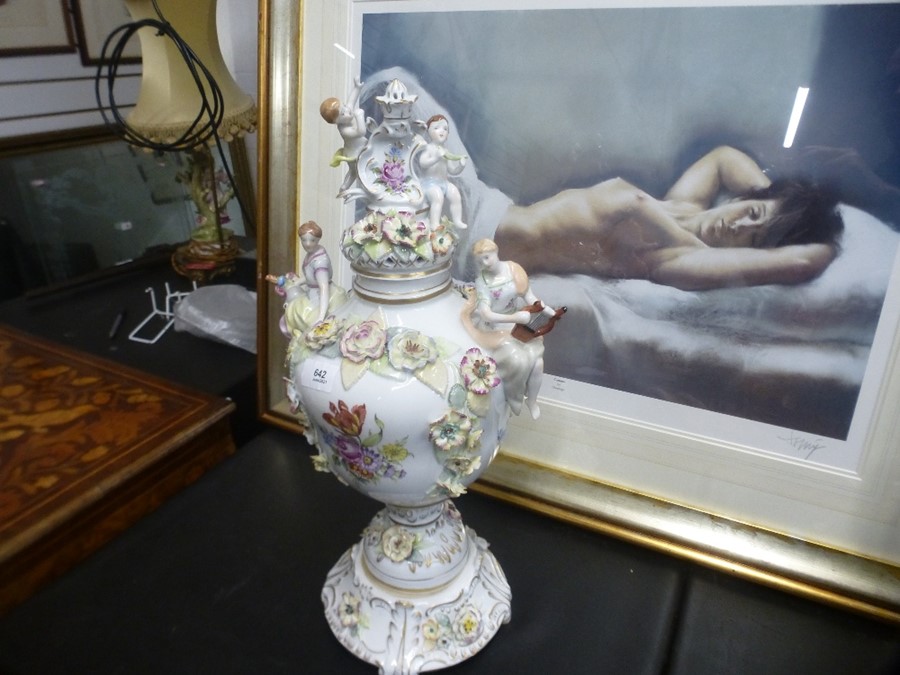 20th Century German porcelain clock garniture having floral encrusted and figural decoration, the cl - Image 4 of 4