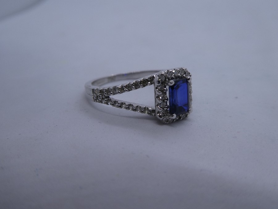 Pretty 18ct white gold halo ring with central princess cut sapphire set in split shoulder diamond in - Image 5 of 5