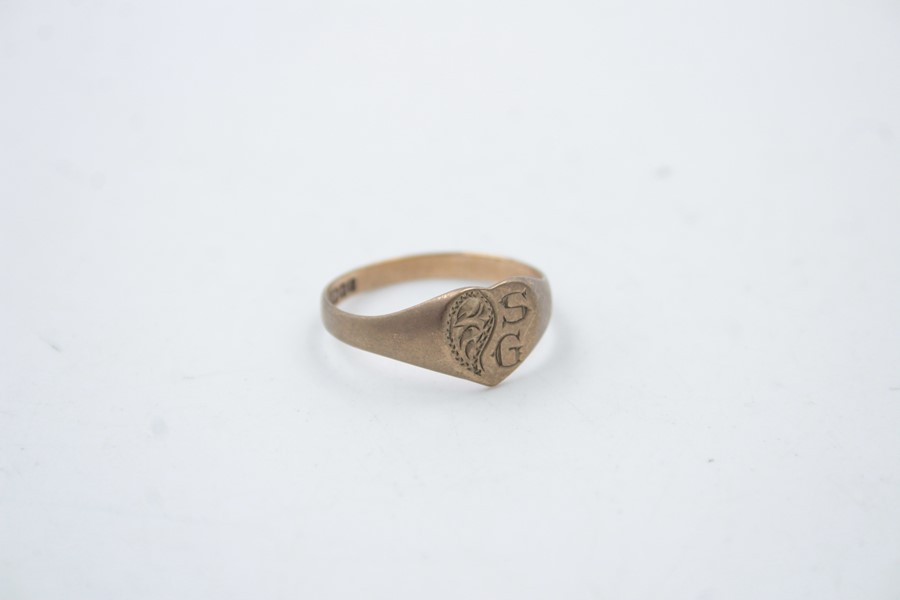 2 x 9ct Gold signet rings inc. heart, engraved 2.8g - Image 2 of 9