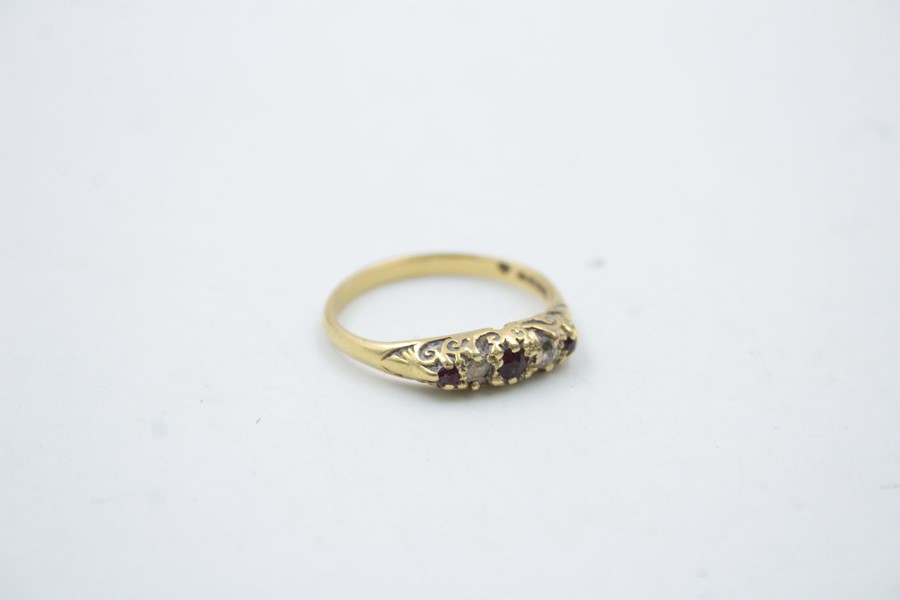 18ct gold diamond & garnet gypsy style ring 2.7g