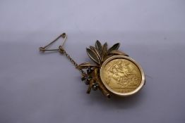 9ct yellow gold brooch in the form of a floral spray with a 1913 half sovereign, gross weight