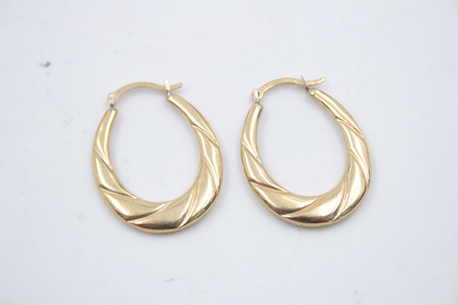 2 x 9ct Gold hoop earrings inc.textured 1.7g - Image 5 of 5