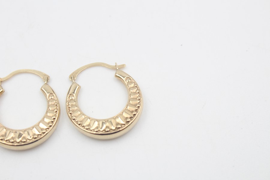 2 x 9ct Gold hoop earrings inc. ornate, heart design 1.7g - Image 2 of 5