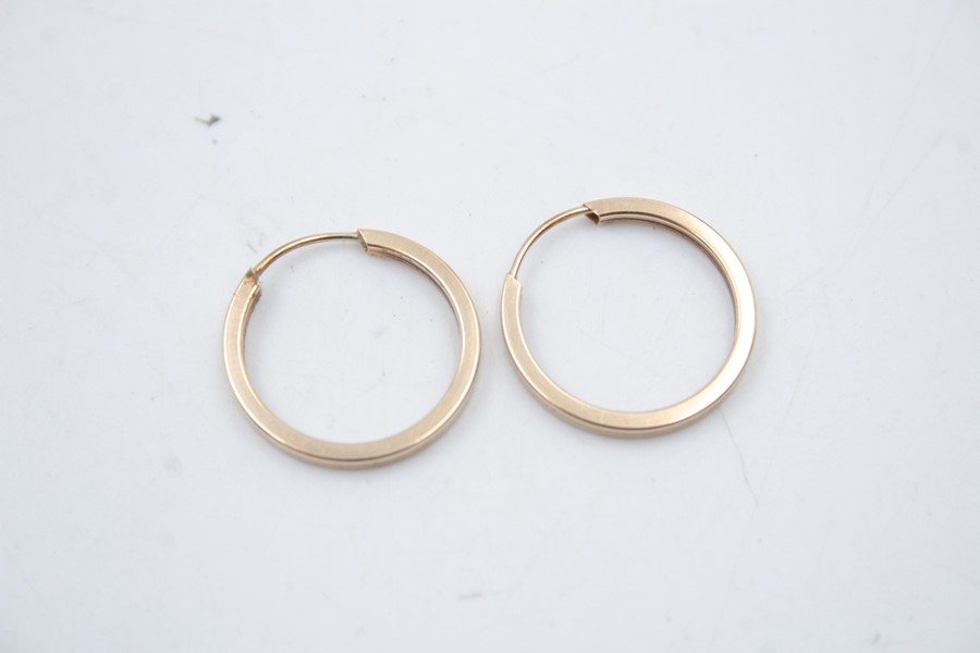 2 x 9ct Gold hoop earrings inc.textured 1.7g - Image 3 of 5