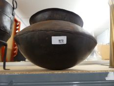 Round cauldron pot