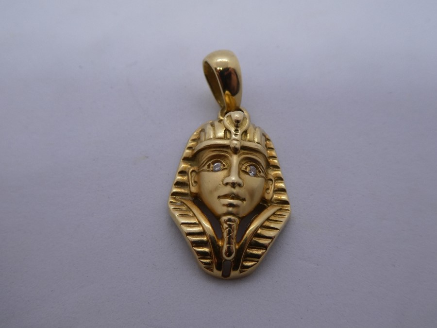Yellow gold pendant in the form of a pharaoh head with diamond chips set in the eyes, 2.5cm, 6.1g ap