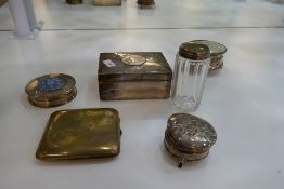 A mixed lot comprising a silver cigarette box AF 1890, trinket boxes, etc