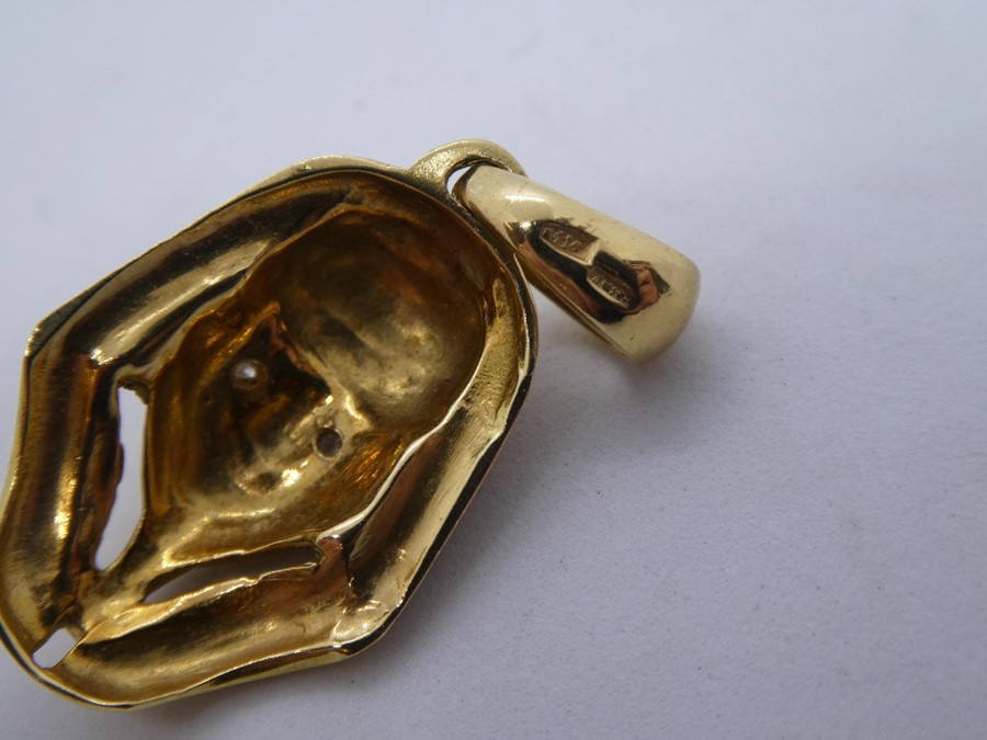 Yellow gold pendant in the form of a pharaoh head with diamond chips set in the eyes, 2.5cm, 6.1g ap - Image 2 of 2