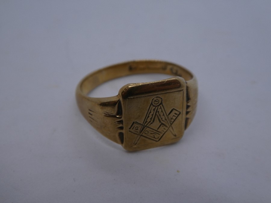 9ct yellow gold signet ring with Freemasons insignia inscribed to panel, marked 9, 4g approx, size M