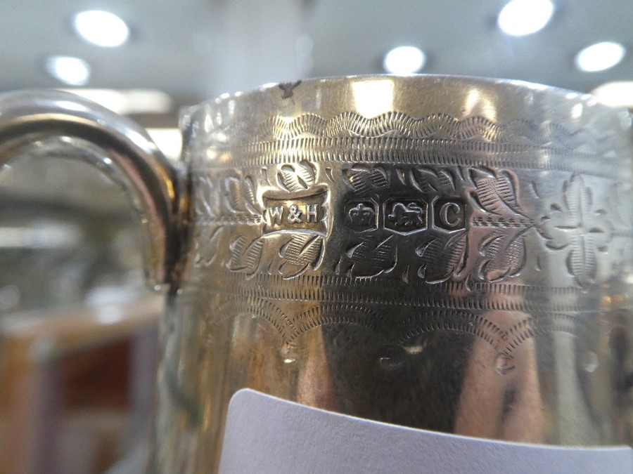 A decorative mug hallmarked silver Sheffield, 1920 Walker and Hall, very pretty and ornate design, a - Image 3 of 5