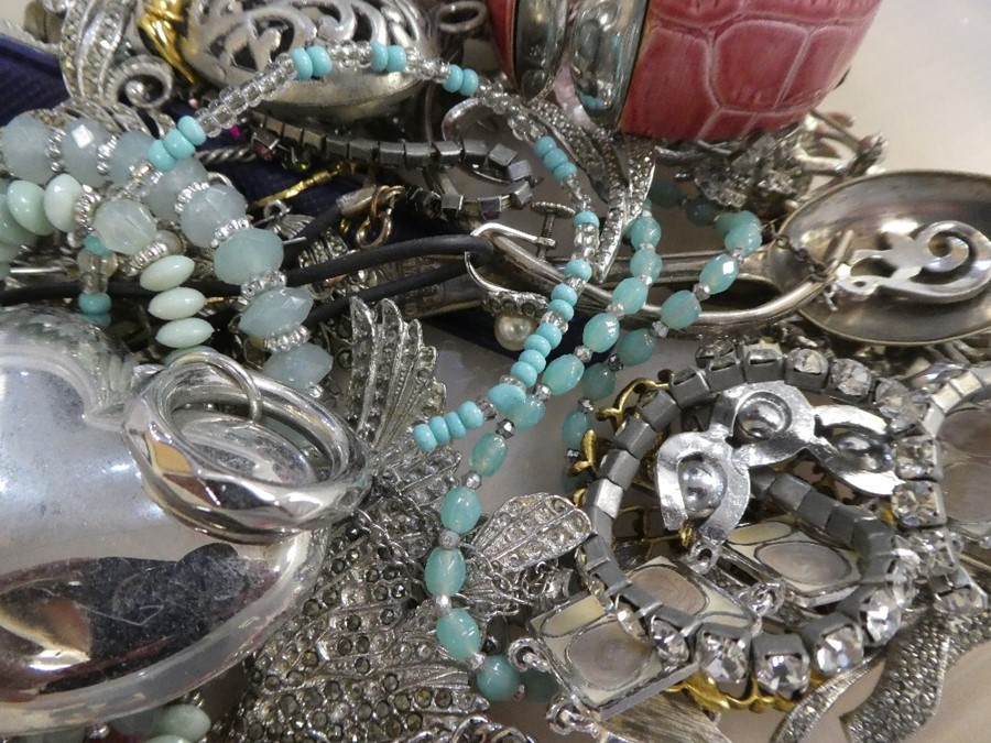 A collection of mixed costume jewellery to include silver, beaded bracelets, necklace, etc - Image 3 of 3