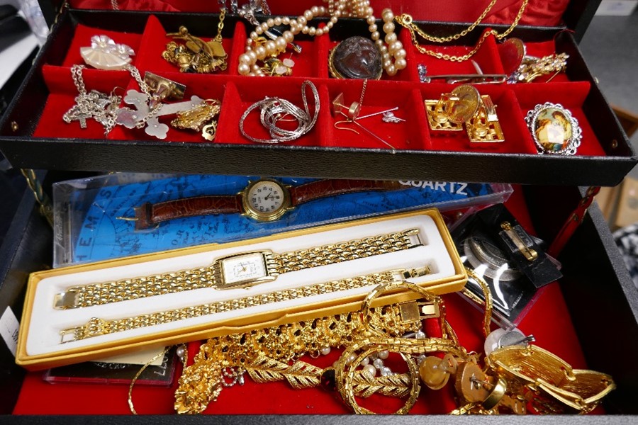A jewellery box and contents containing bracelets, wristwatches, pearls, brooches, necklaces, etc