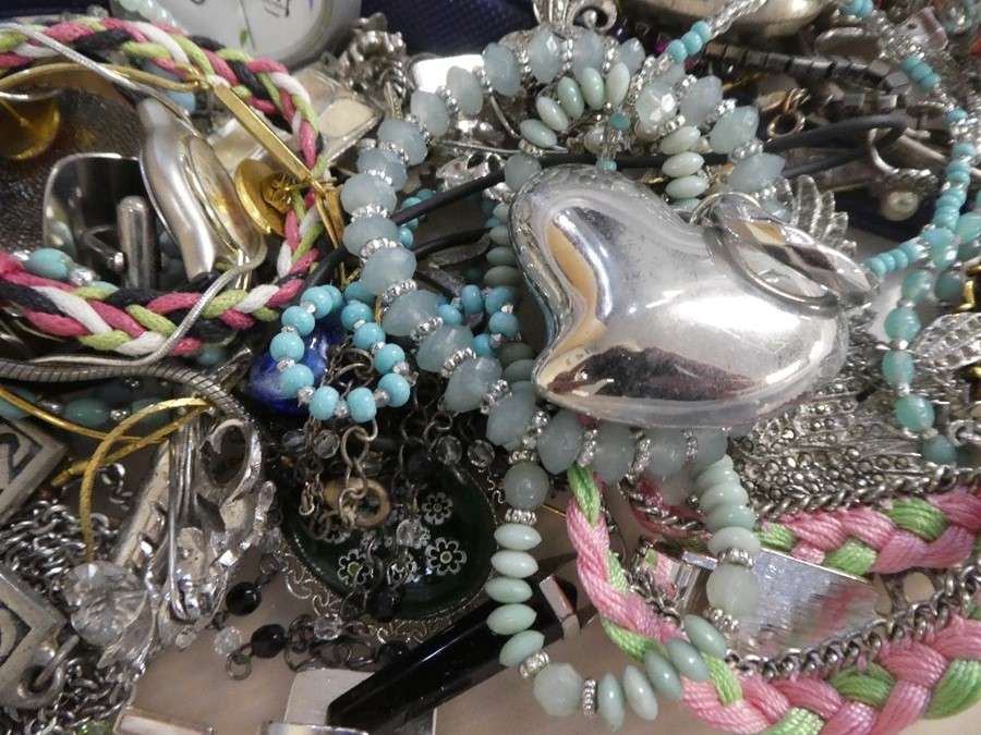 A collection of mixed costume jewellery to include silver, beaded bracelets, necklace, etc - Image 2 of 3