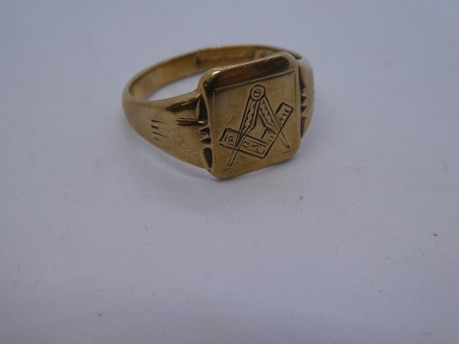 9ct yellow gold signet ring with Freemasons insignia inscribed to panel, marked 9, 4g approx, size M - Image 3 of 3