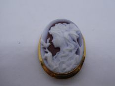 18ct gold mounted oval cameo depicting a Grecian goddess, marked 750, 2.5cm length