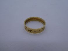 18ct yellow gold band inscribed 'God above increase our Love' marked 750, approx 3.9g, size T