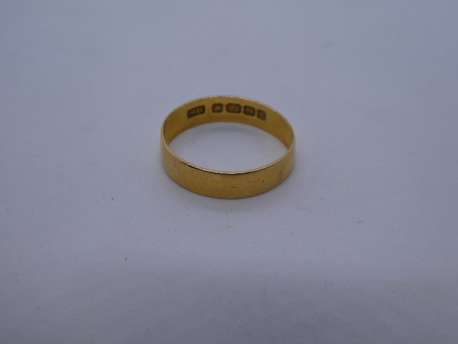 22ct yellow gold wedding band, size O, 2.8g, marked 22