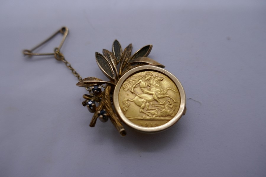 9ct yellow gold brooch in the form of a floral spray with a 1913 half sovereign, gross weight - Image 2 of 3