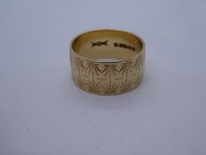 9ct yellow gold wedding band, 1cm wide, marked 375, 5.1g, size R/O