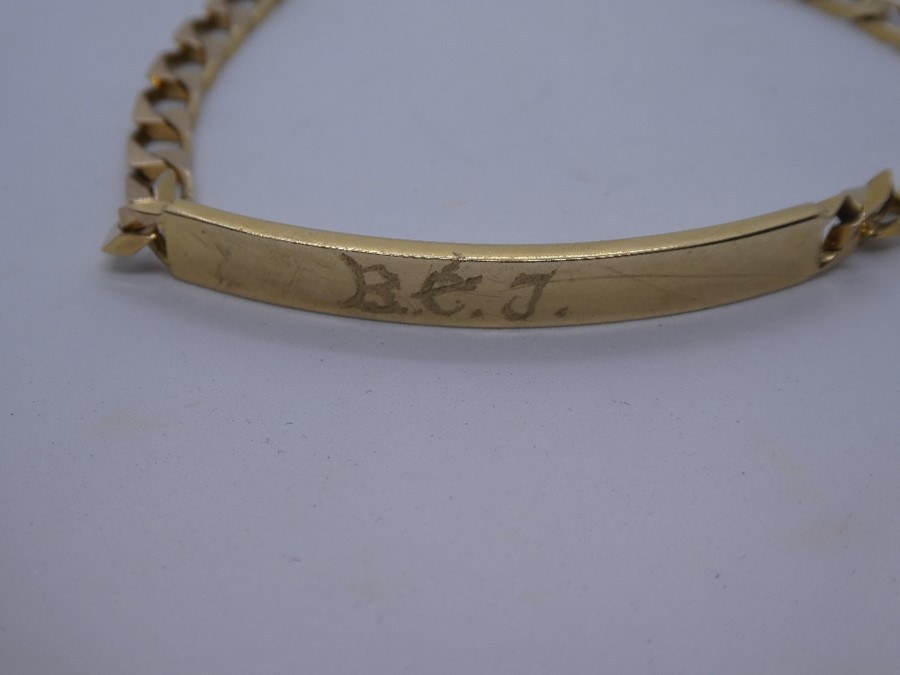9ct yellow gold identity bracelet, hung with a single charm of a claw and tigers eye ball, 14.7g app - Image 2 of 4