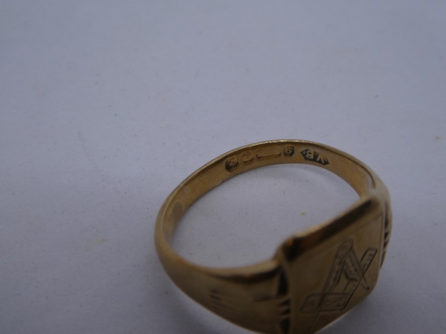9ct yellow gold signet ring with Freemasons insignia inscribed to panel, marked 9, 4g approx, size M - Image 2 of 3
