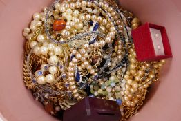 Box of mixed costume jewellery including pearls, necklace, earrings, etc
