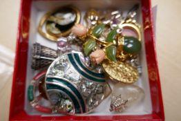 A small collection of costume jewellery to include a Mexican enamelled brooch, a Scottish citrine se