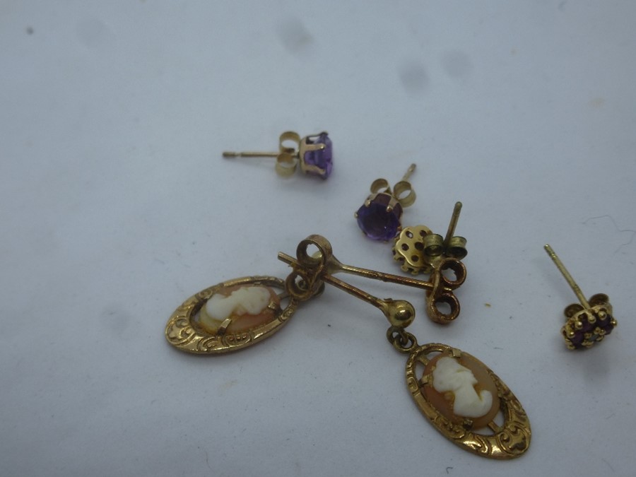 Pair of 9ct cameo set earrings and 2 pairs of gem set 9ct yellow gold stud earrings - Image 2 of 2