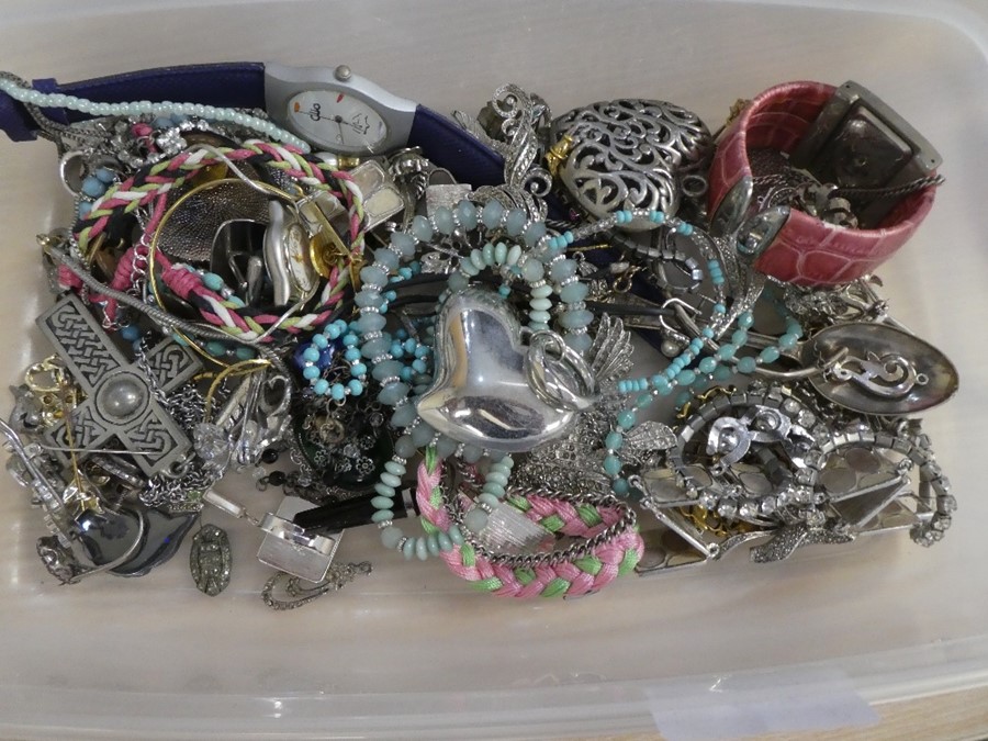 A collection of mixed costume jewellery to include silver, beaded bracelets, necklace, etc