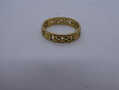 18ct yellow gold Celtic design wedding band, size P, marked 750, 3.3g approx