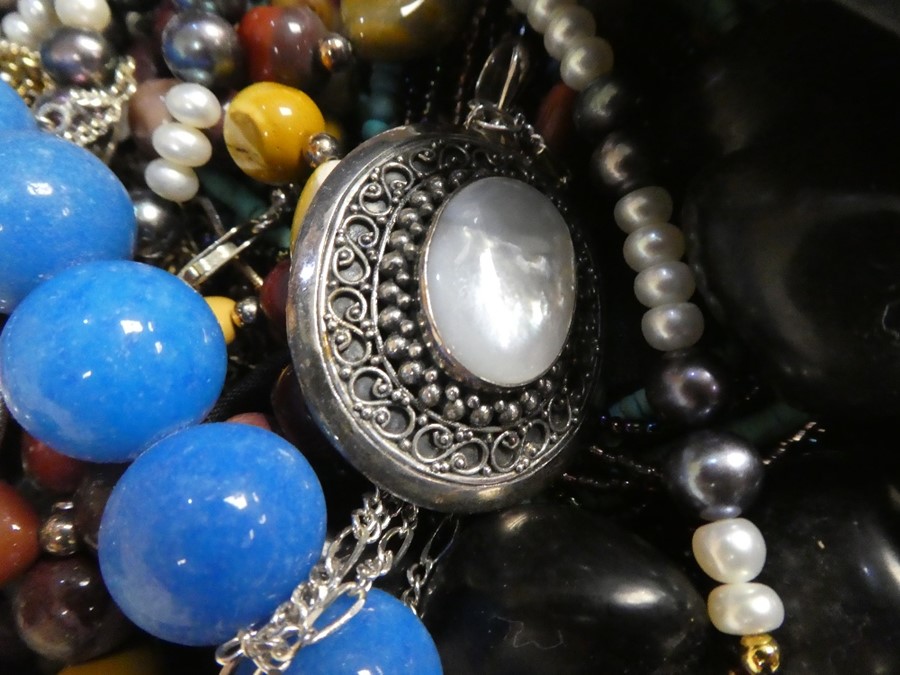 A box of mixed costume jewellery to include a silver and mother of pearl pendant on chain, hardstone - Image 2 of 3