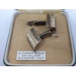 Two pairs 9ct yellow gold cufflinks, both marked 375 & 9ct yellow gold bar brooch, marked 375, gross