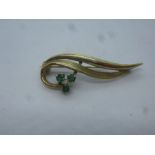 9ct yellow gold brooch, with 3 emeralds in the form of a clover and central clearstone, marked, gros