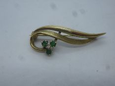 9ct yellow gold brooch, with 3 emeralds in the form of a clover and central clearstone, marked, gros