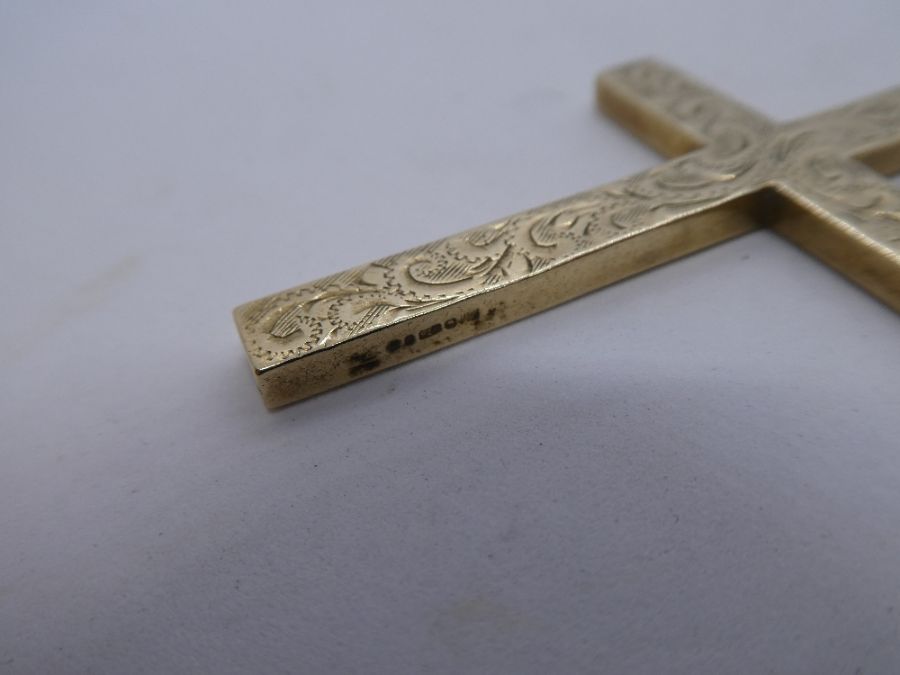 9ct yellow gold cross pendant with floral engraved decoration marked 375, 5.5cm, 5.1g approx - Image 2 of 4