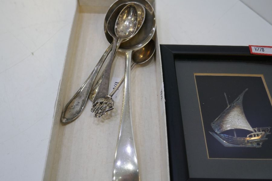 A lot comprising silver items to include a large dessert spoon, thimbles, very pretty decorative - Image 3 of 3