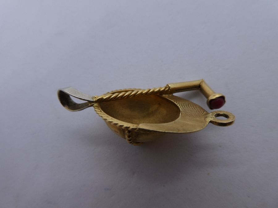 18ct yellow gold pendant in the form of a Jockey's hat and riding crop, 3.6g approx, marked 750, app - Image 2 of 4