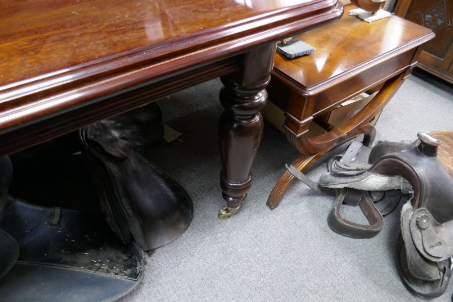 A mahogany Victorian style oblong dining table, 226 cms - Image 9 of 12