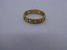 18ct yellow gold Celtic design wedding band, size P, marked 750, 3.3g approx