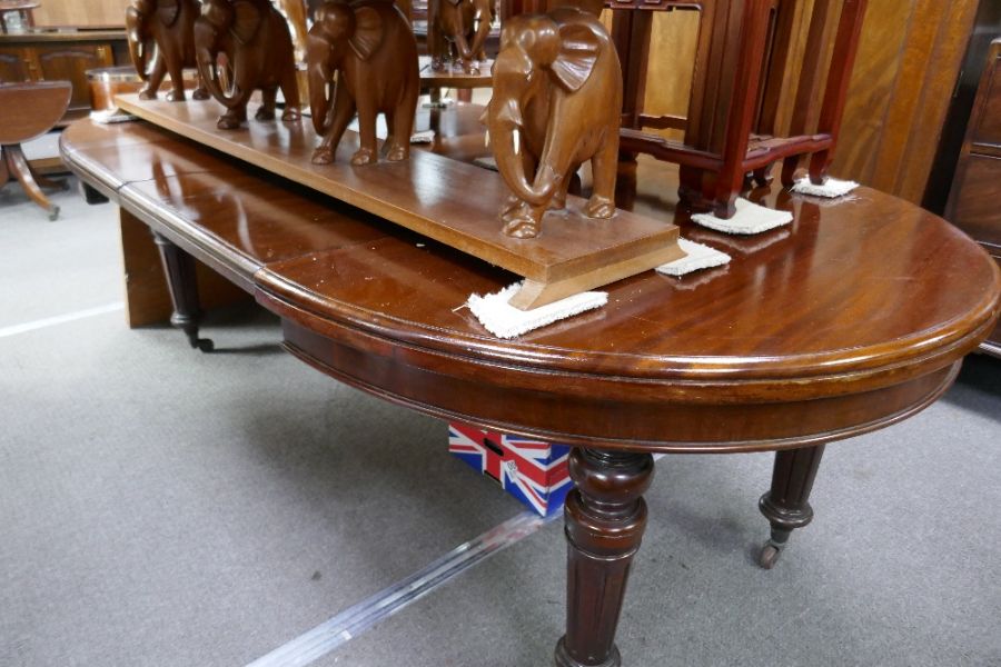 A Victorian mahogany extending dining table, having 2 leaf (1 made of stained pine) extended length - Image 3 of 3