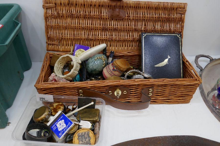 A mixed lot, to include watches, badges and costume jewellery