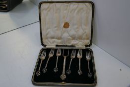 A cased set of six silver cake/pastry forks and two other forks for serving, with pierced heart desi