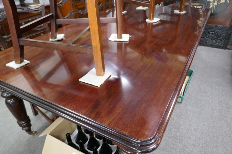 A mahogany Victorian style oblong dining table, 226 cms - Image 11 of 12